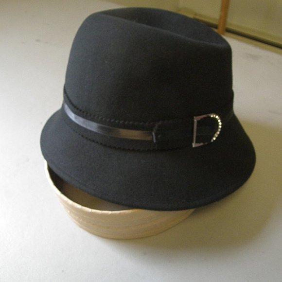 New Ladies Fashion hat Medium with a touch of Class